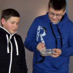 Skolēni eksperimentē 2014 006