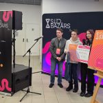 Cita Bazāra stends, pie tā Edijs Bošs un Ksenija Petrova.