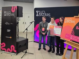 Cita Bazāra stends, pie tā Edijs Bošs un Ksenija Petrova.