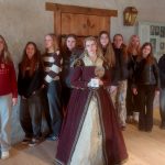 8.klases meitenes Bauskas pilī. Priekšplānā Nikola Bula.