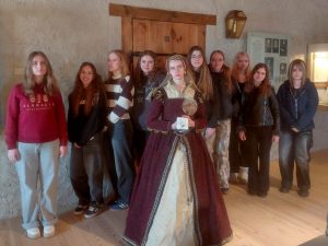 8.klases meitenes Bauskas pilī. Priekšplānā Nikola Bula.