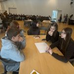 Komanda apspriedes brīdī.