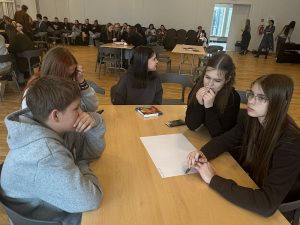 Komanda apspriedes brīdī.