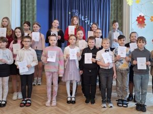 Skatuves runas konkursa dalībnieki Bauskas pils.pamatskolā.