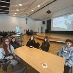 Komanda apspriedes brīdī.