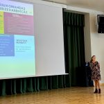 Nikola Bula prezentē grupas veikumu.