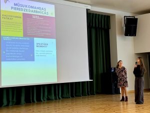 Nikola Bula prezentē grupas veikumu.